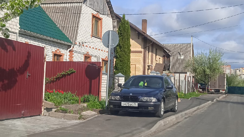 Брянский автохам перекрыл тротуар на улице Тарджиманова