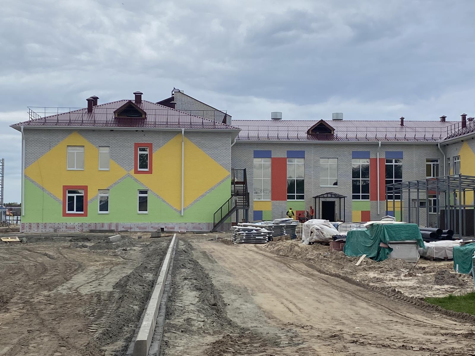 Гости из республик Донбасса осмотрели строящуюся в брянских Журиничах школу