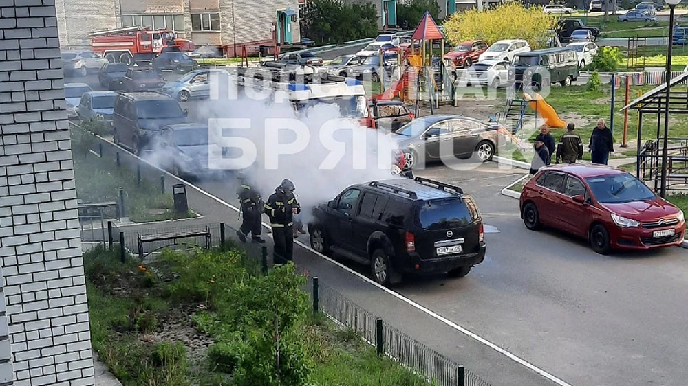 Во дворе многоэтажки в Брянске вспыхнула машина
