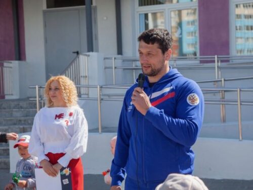Чемпион мира Артём Осипенко открыл в Брянске «Аллею спорта» в детском саду «Гармония»