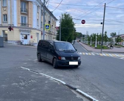 В Брянске на Калинина водитель микроавтобуса сбил 43-летнюю женщину на тротуаре