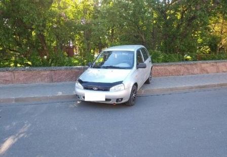 В Брянске оштрафовали припарковавшегося на тротуаре на площади Карла Маркса водителя
