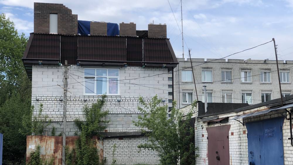 Возле здания полиции Брянского района обнаружилась странная конструкция