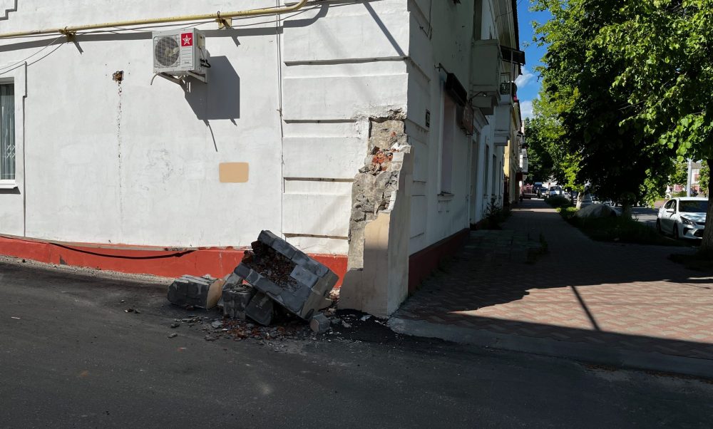 В Брянске обрушилась часть фасада памятника архитектуры