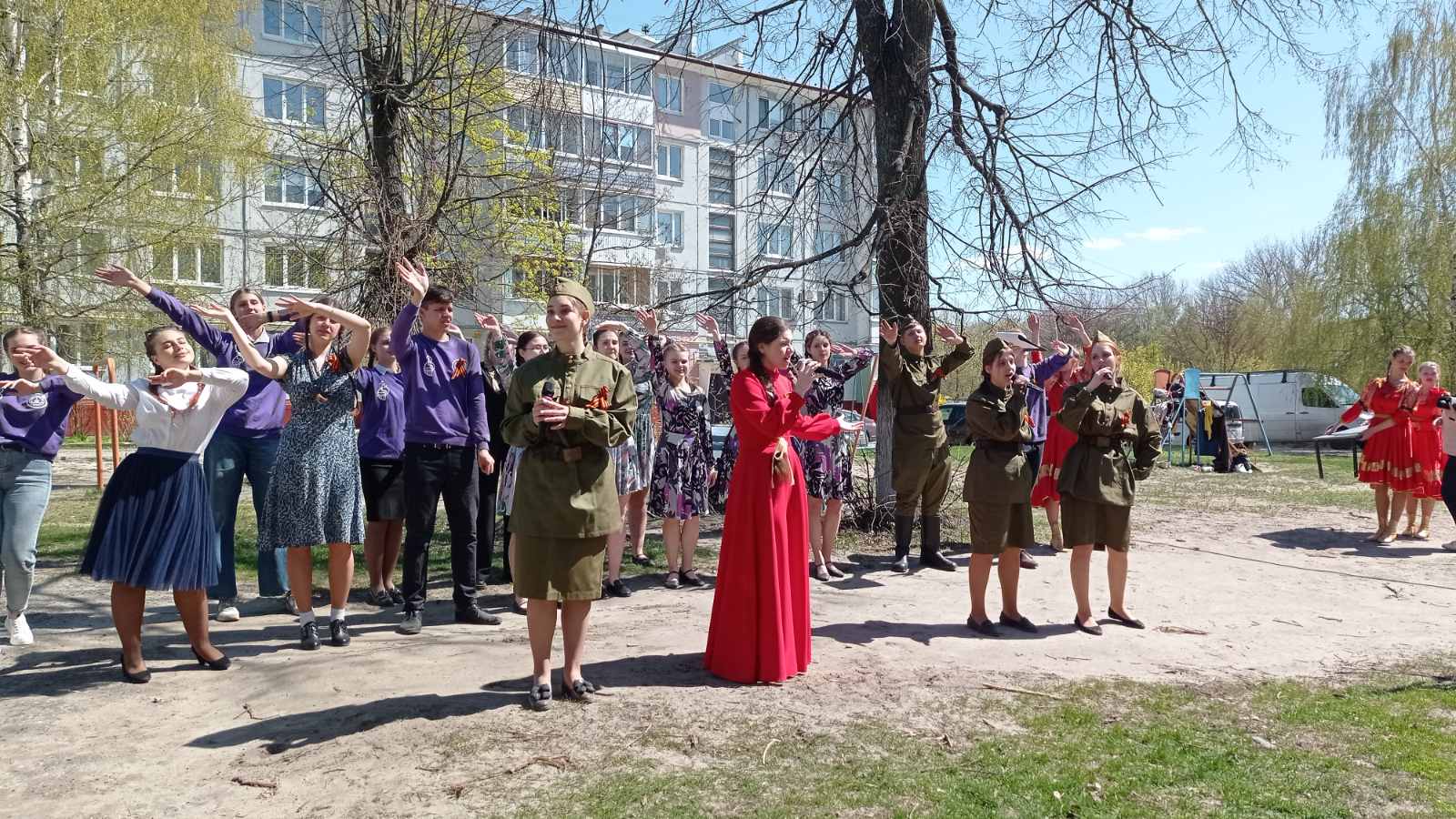 В Брянске проходит всероссийская акция «Поем двором»