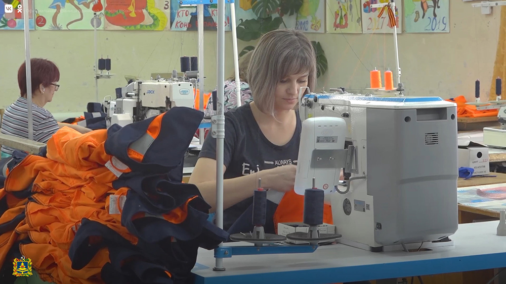 Дубровская швейная фабрика делает спецодежду для газовиков и дорожников