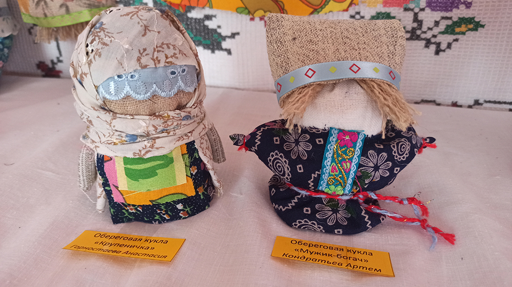В Почепском районе для детей из центра соцпомощи провели мастер-класс по изготовлению кукол