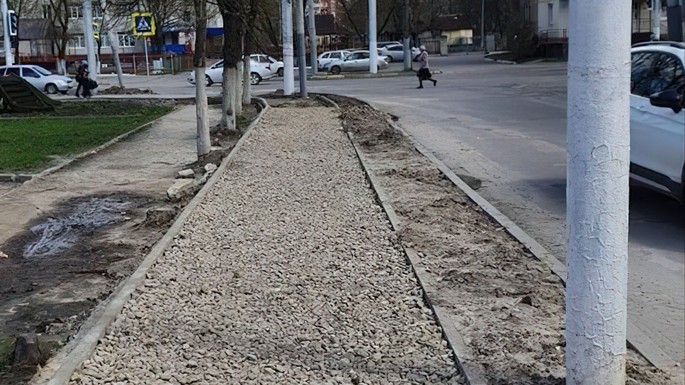 У стадиона «Брянских партизан» в Брянске делают новый тротуар