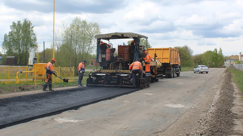 Ударными темпами в Комаричах продолжается ремонт дорог