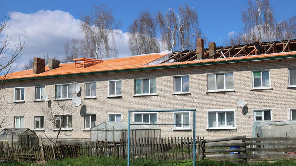 В брянской Дубровке ремонтируют крышу дома №31