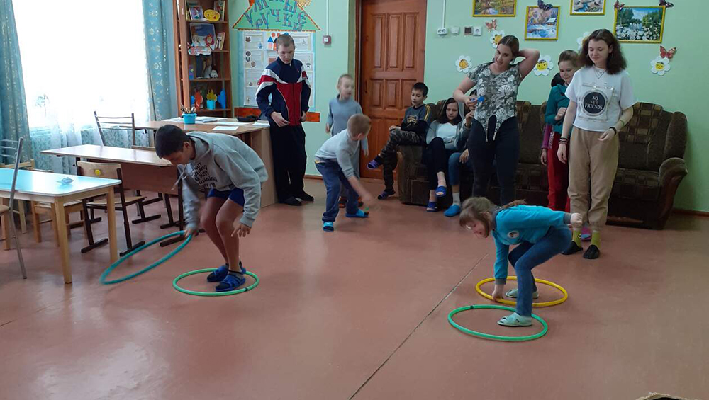 В Жуковке в центре соцобслуживания провели игру «Петровские потехи»
