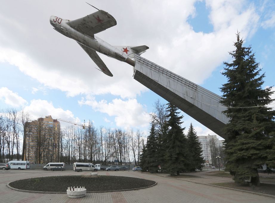 В Брянске в сквере у памятника Летчикам плитку выложат в виде георгиевской ленты