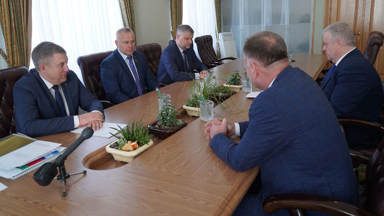 Александр Богомаз провел встречу с руководством центра специальной связи