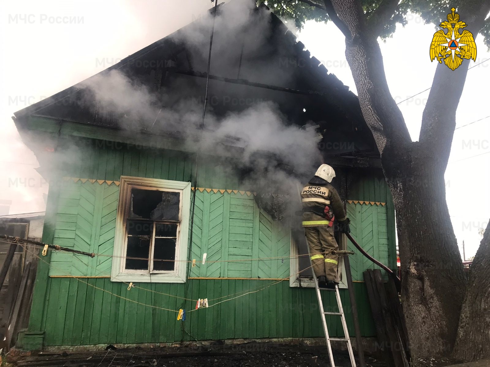 В Брянске на улице Чичерина сгорел жилой дом: есть пострадавший
