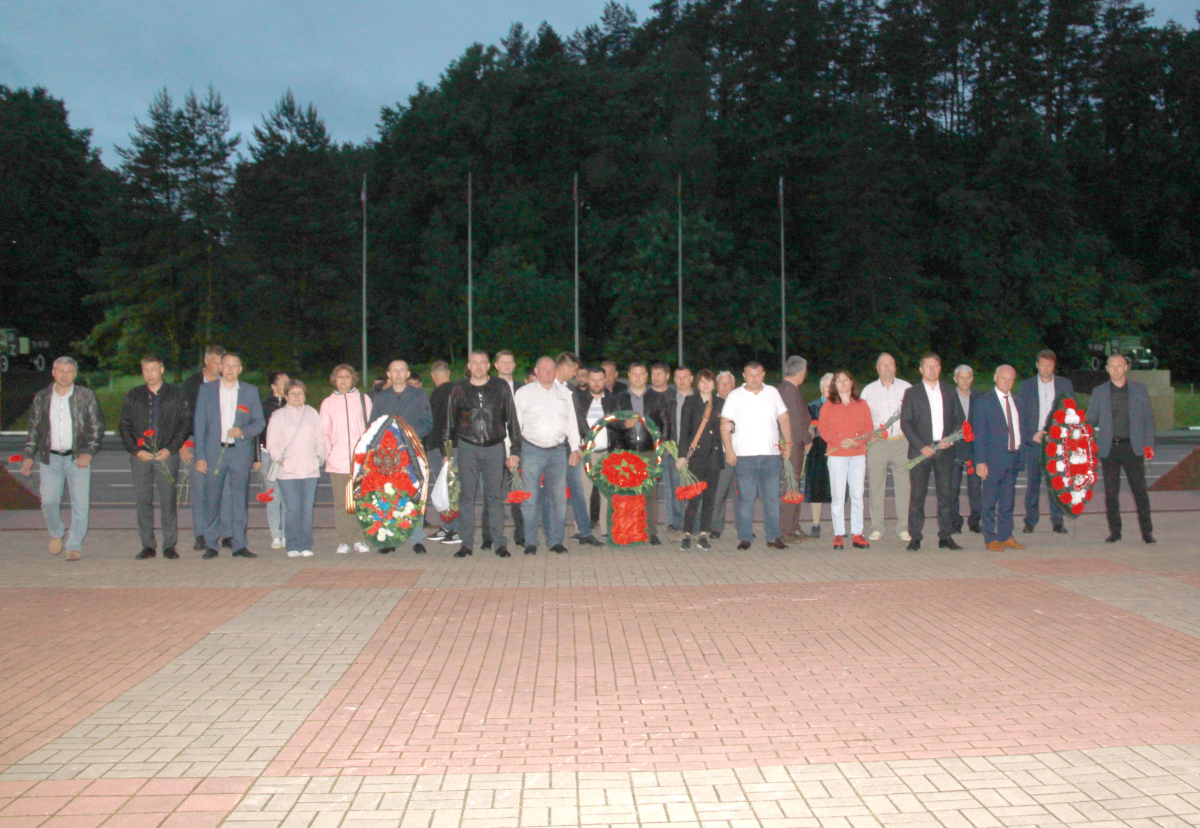 Брянские дорожники в День памяти и скорби возложили цветы к Памятнику воинам-водителям