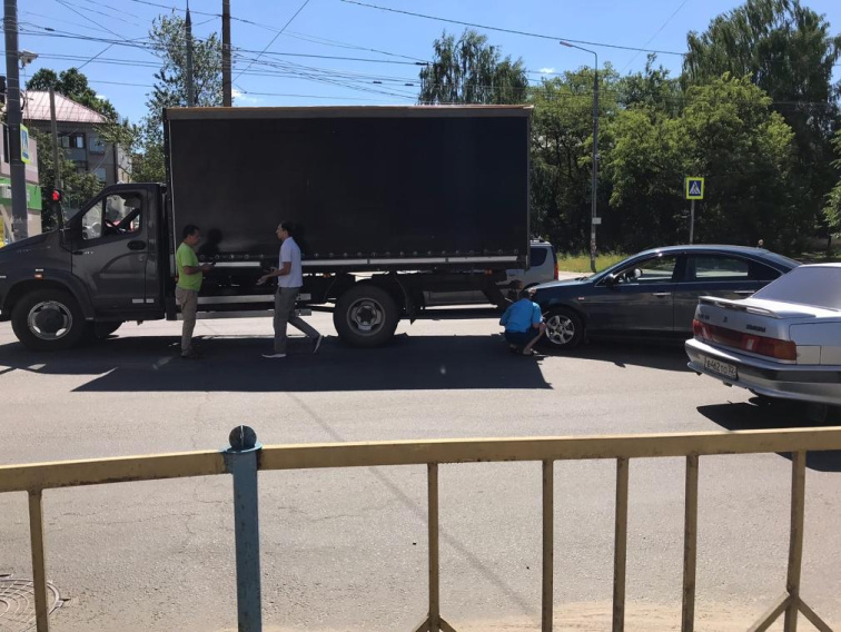 Легковушка врезалась в грузовик на «Мечте» в Брянске