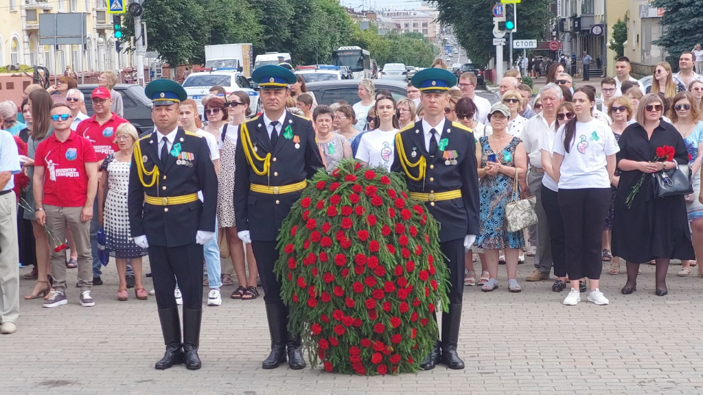 Возложили цветы в День партизан и подпольщиков в Брянске