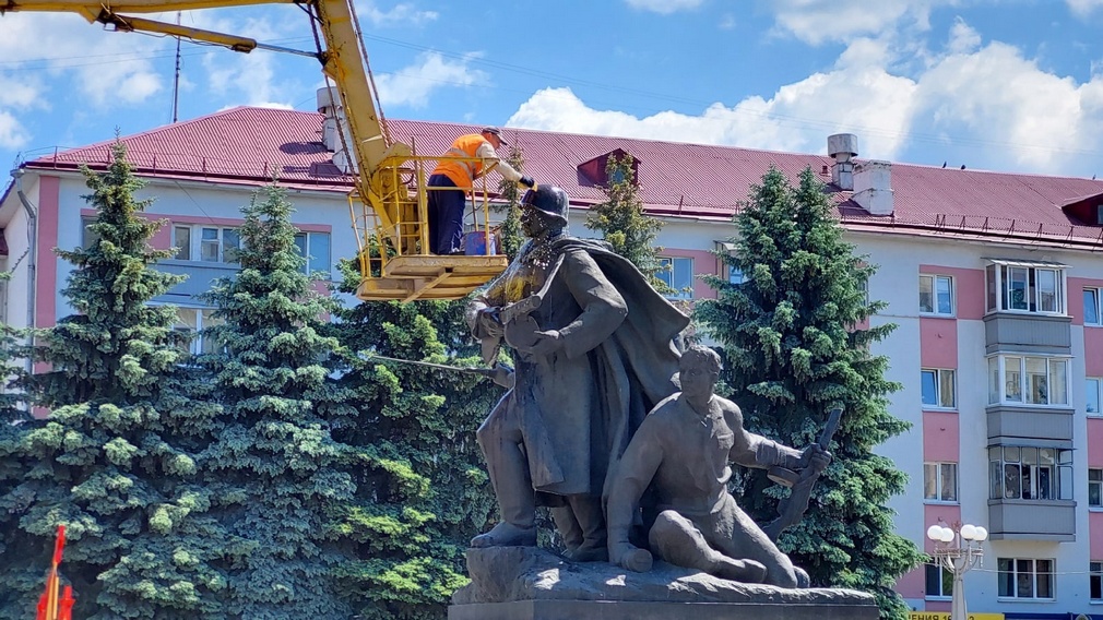 В Брянске на площади Партизан почистили памятник