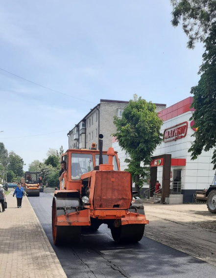 В Унече на Брянщине асфальтируют дорогу по улице Пролетарская