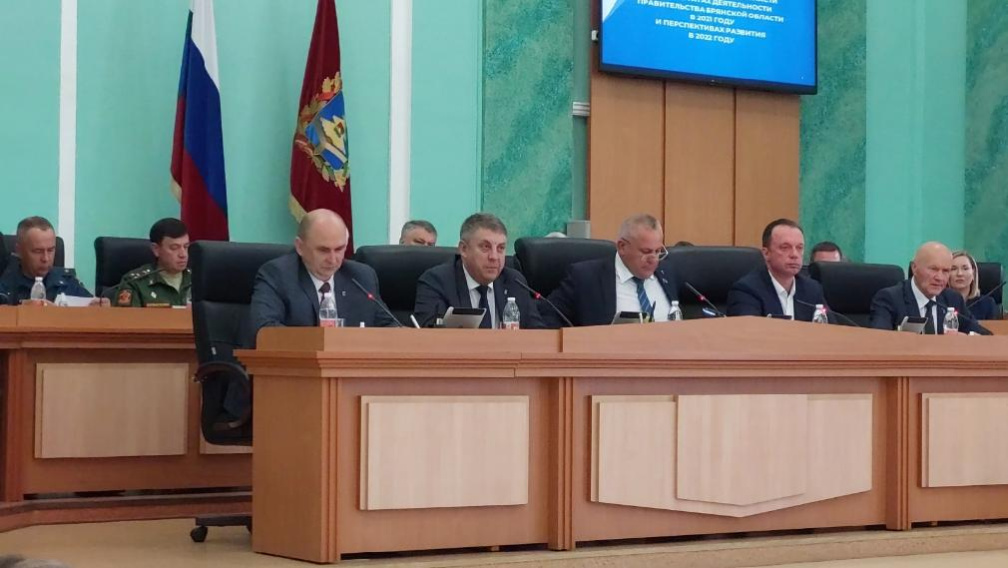 Брянский губернатор держит отчет перед депутатами с докладом за 2021 год