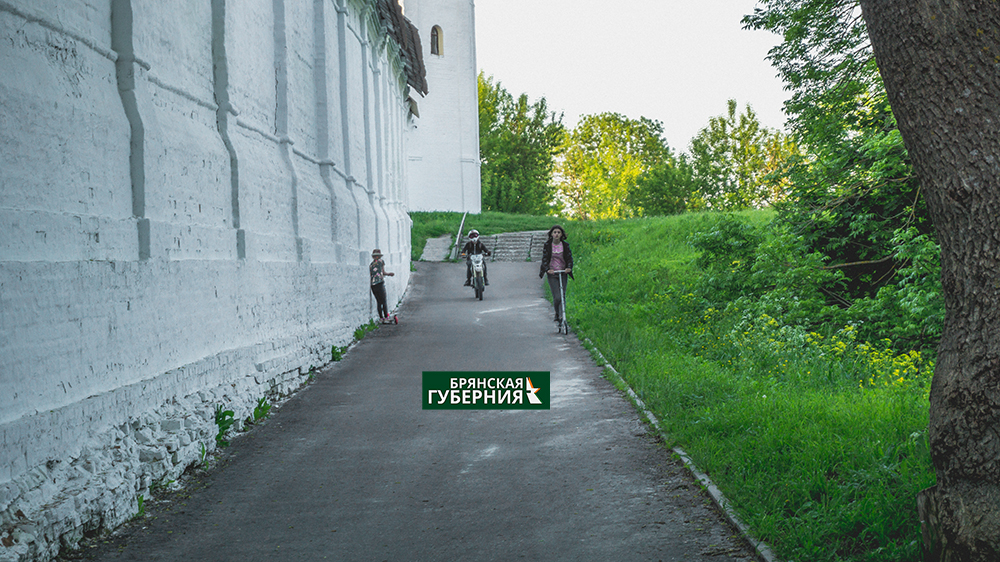 В Брянске подростки на мотоциклах облюбовали окрестности Свенского монастыря