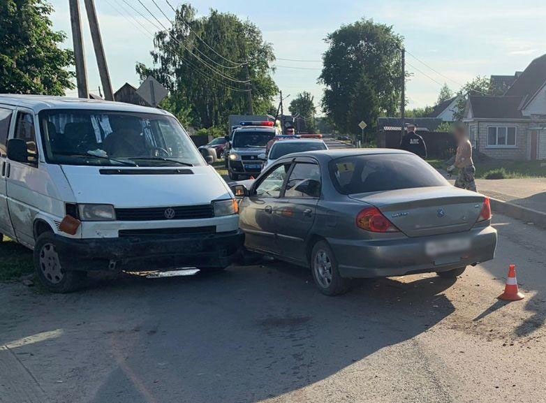 В Брянске 62-летний водитель Volkswagen устроил ДТП с KIA под управлением девушки
