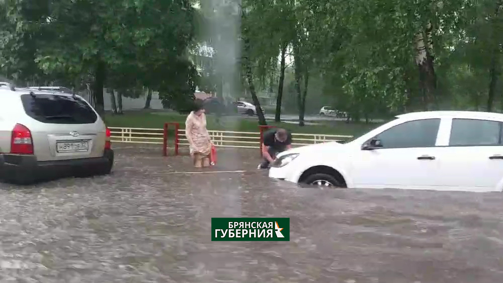 В Брянске из-за первого летнего ливня утонули дороги