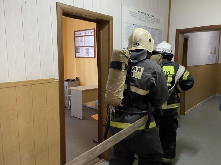 Брянские спасатели эвакуировали полицейских из здания Погарского отдела