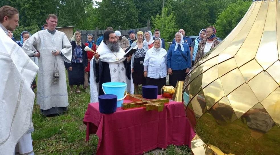 На временном храме в Новых Дарковичах под Брянском установили купола и крест