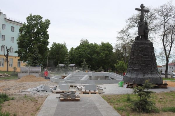 В сквере Основателям города в Клинцах сделали постамент под памятник