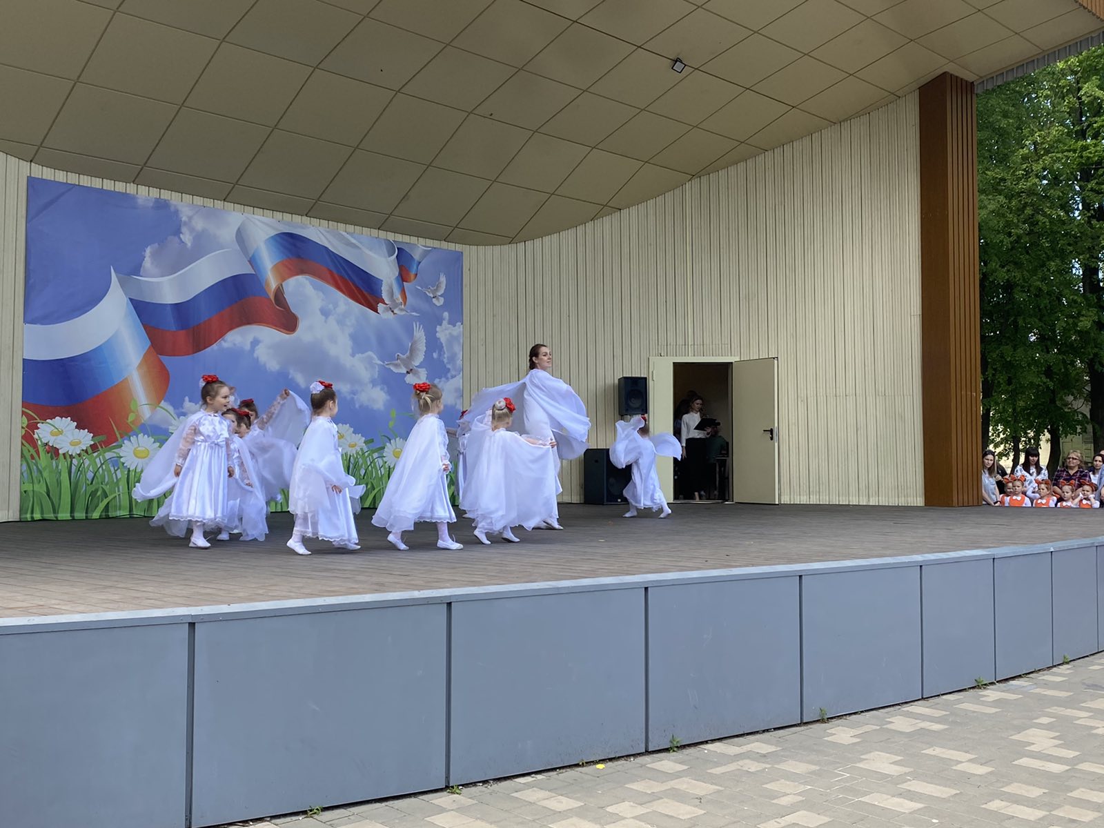 В Майском парке Брянска День защиты детей отметили фестивалем танцев