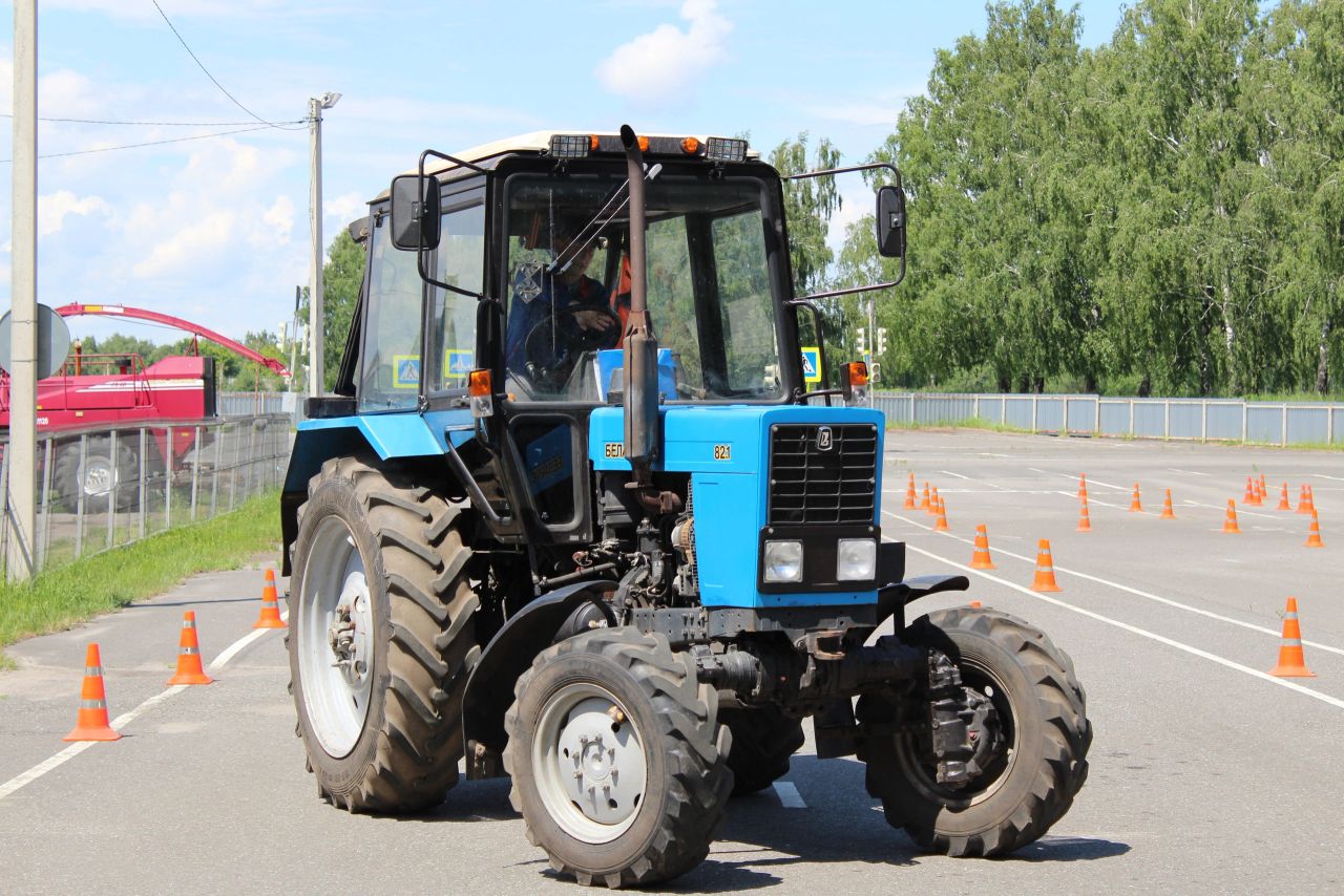 В Брянской области на сельских играх лучшими механизаторами стали клинцовские трактористы