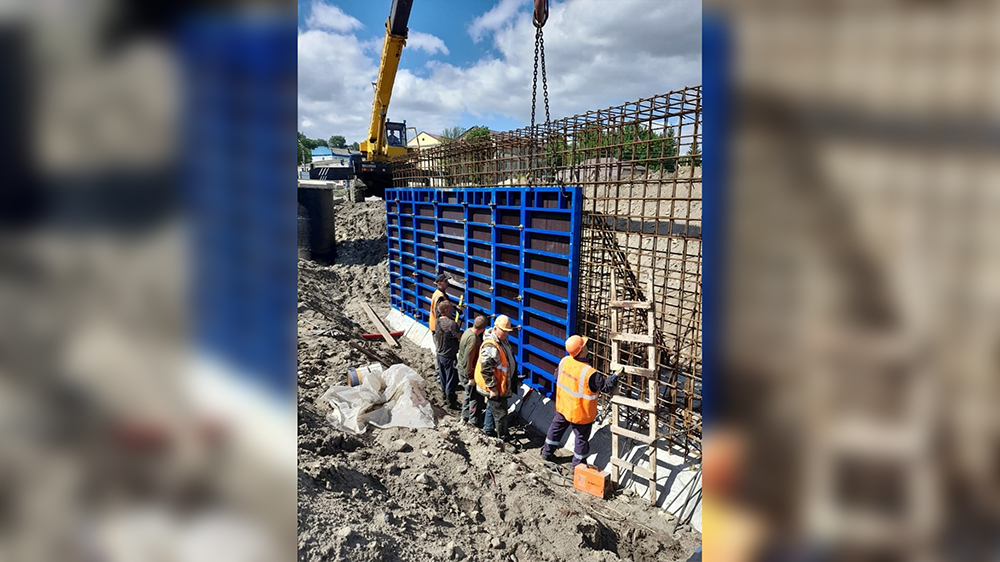 На мосту на набережной Брянска началось устройство опалубки