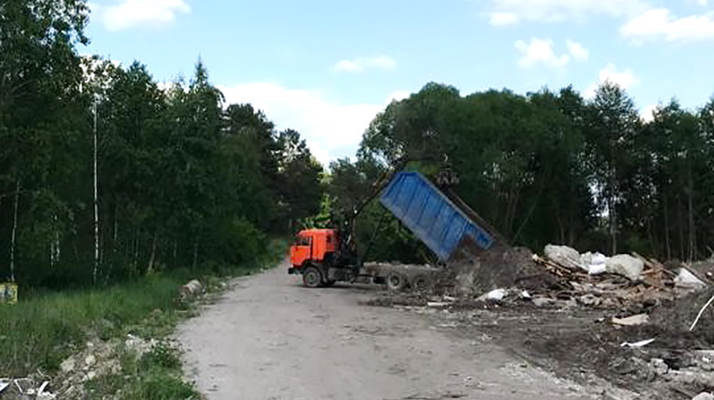 В Брянском районе «КамАЗ» выгрузил более 20 кубометров строительных отходов