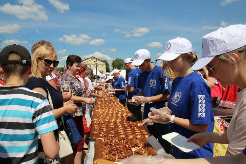 В Брянске для гостей фестиваля «Славянское единство» изготовили 20-метровый пирог