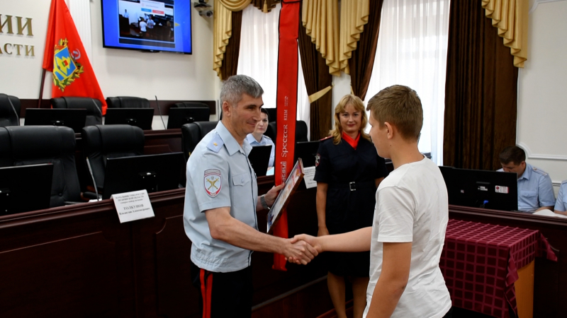 В Брянске наградили подростка, который помог задержать вооруженного преступника