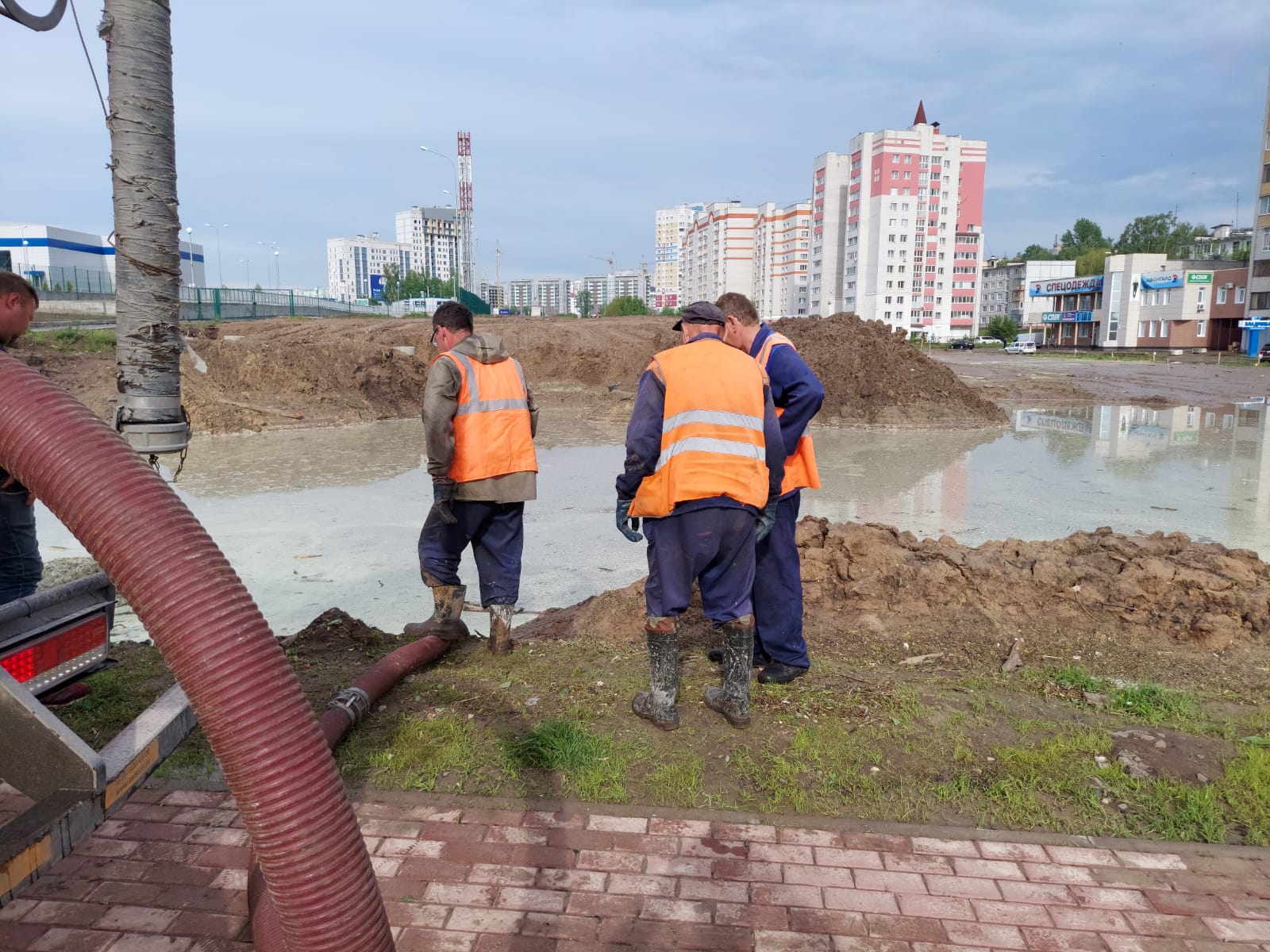 В Брянске после ливня коммунальщики откачивают воду в низине возле Дворца единоборств