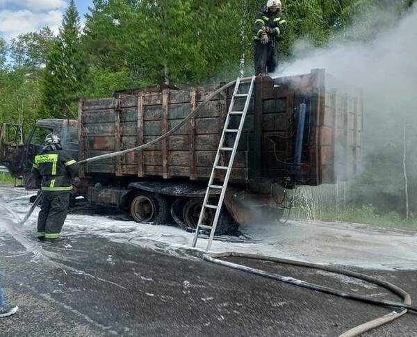 В Дятьковском районе в пути загорелся мусоровоз