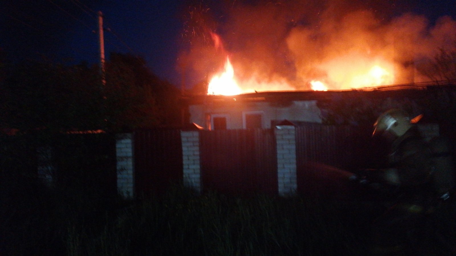 В Дятьково сгорел жилой дом: никто не пострадал