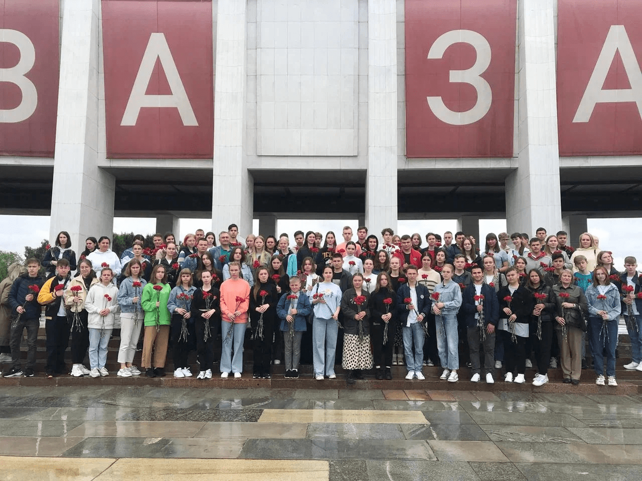 Участники слета Детских общественных советов из Брянска возложили цветы к Огню Памяти в Москве