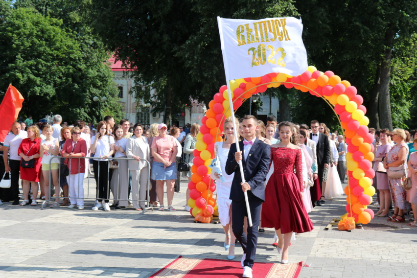 В Стародубе прилюдно поздравили с окончанием школы выпускников-медалистов