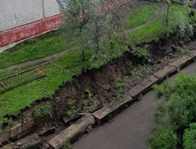 В Брянске после ливня упала подпорная стена в переулке Пилотов
