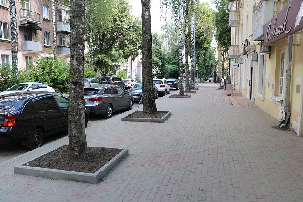 В центре Брянска завершается ремонт тротуаров по улице Октябрьской