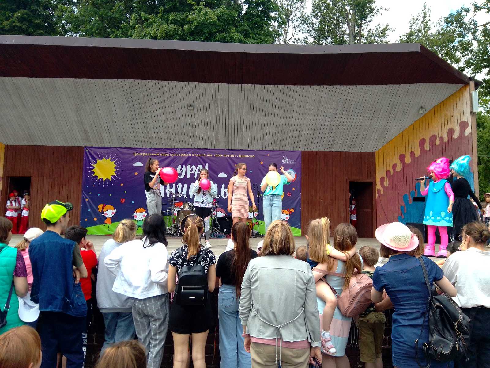 На летний фестиваль «Ура! Каникулы!» в Брянске горожане пришли с семьями