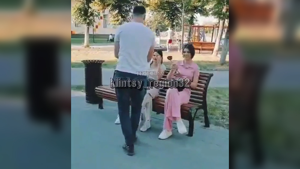 В Клинцах парень и девушка дарили посетителям парка розы