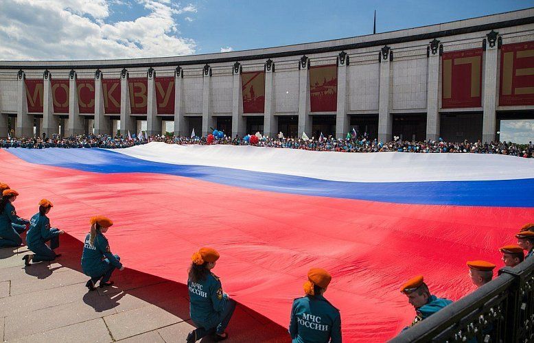 В День России на Поклонной горе развернули самое большое в мире Знамя Победы
