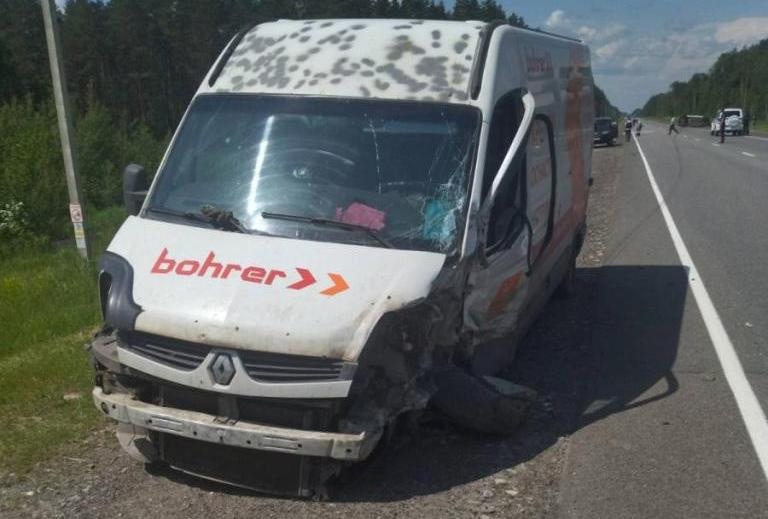 В ДТП на брянской трассе 31-летний водитель сломал бедро