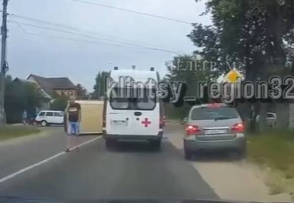 В ДТП в Клинцах перевернулась инкассаторская машина