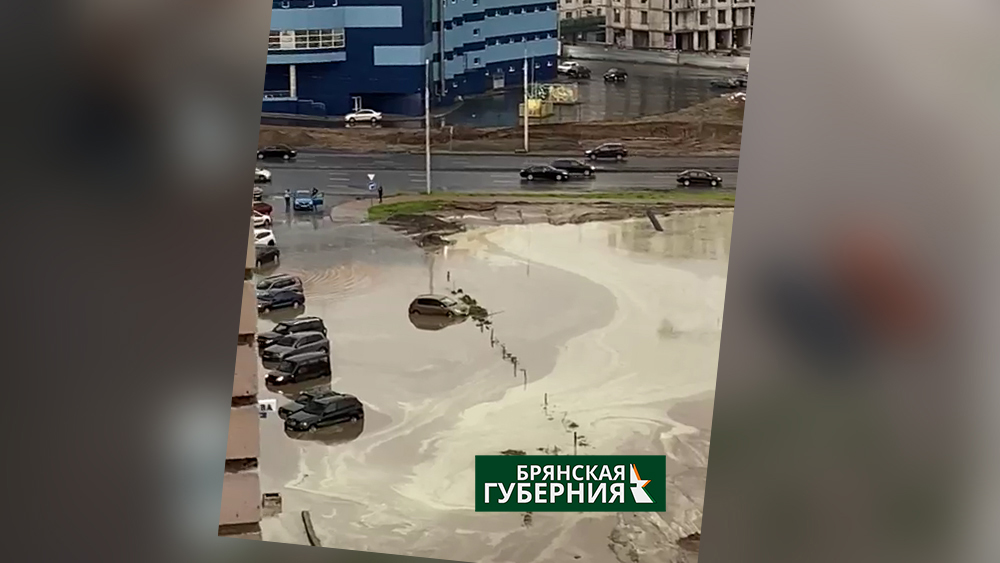 При попытке проехать «озеро» на улице Объездной в Брянске утонули 4 машины