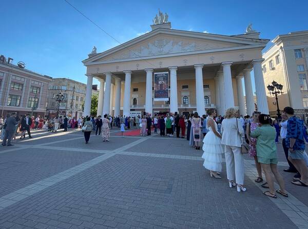 В Брянске после коронавирусного перерыва проходят выпускные вечера